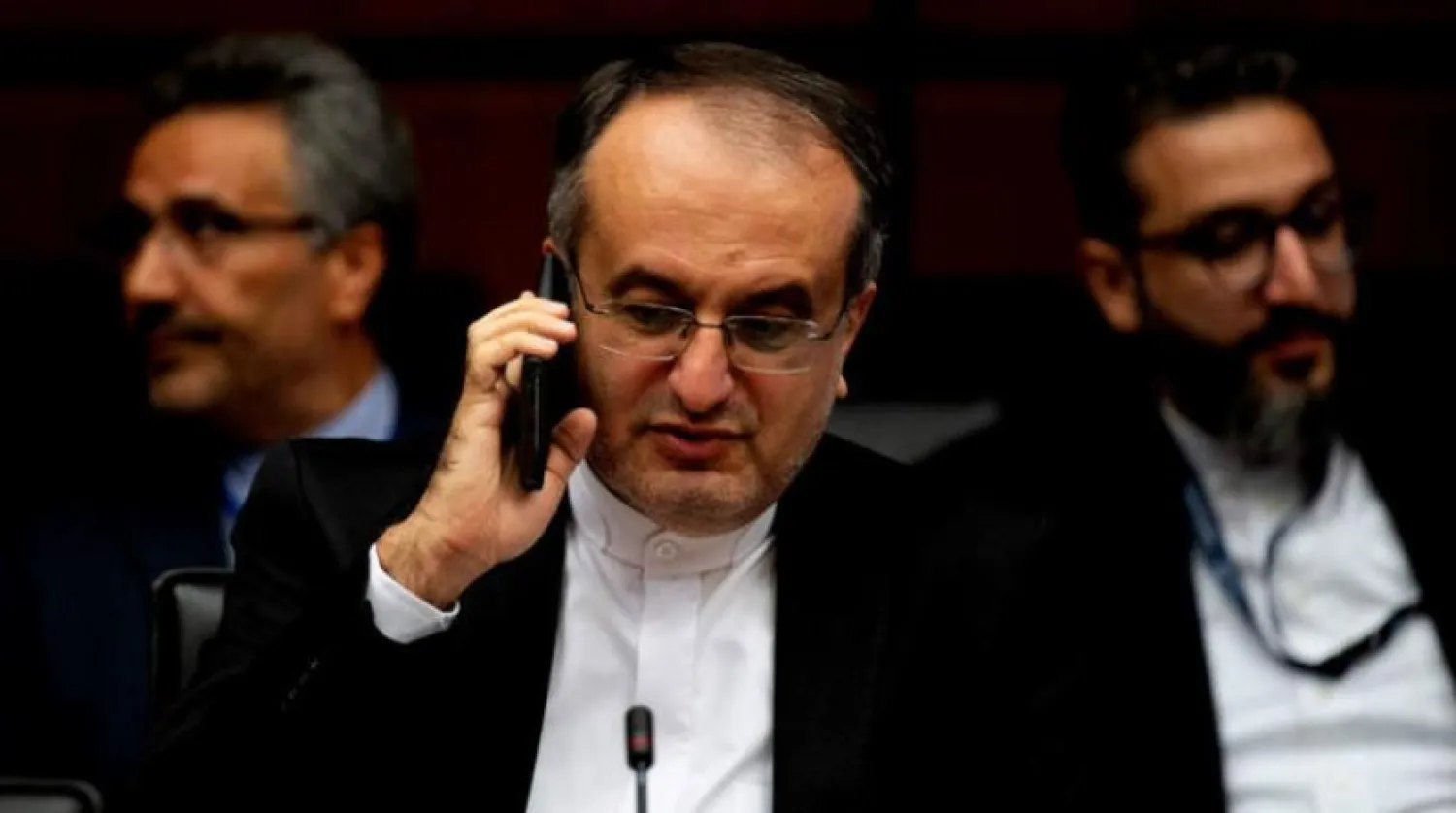 İran’ın UAEA Temsilcisi Muhammed Rıza Gaibi, dün Viyana'daki UAEA Guvernörler Kurulu toplantısı başlamadan önce telefonda konuşurken (AFP)