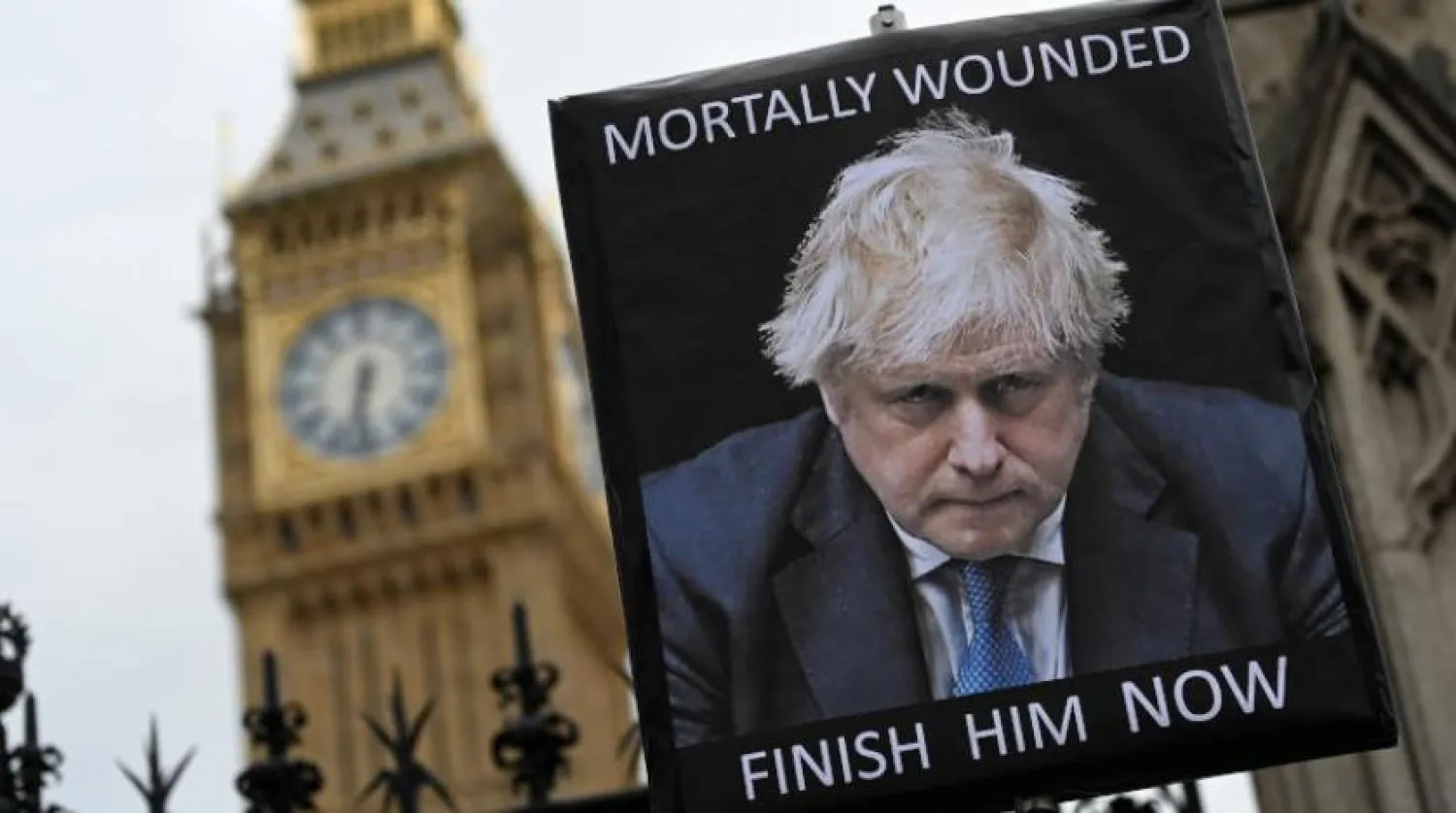 İngiltere Parlamentosu dışında Boris Johnson'ın bir poster (EPA)
