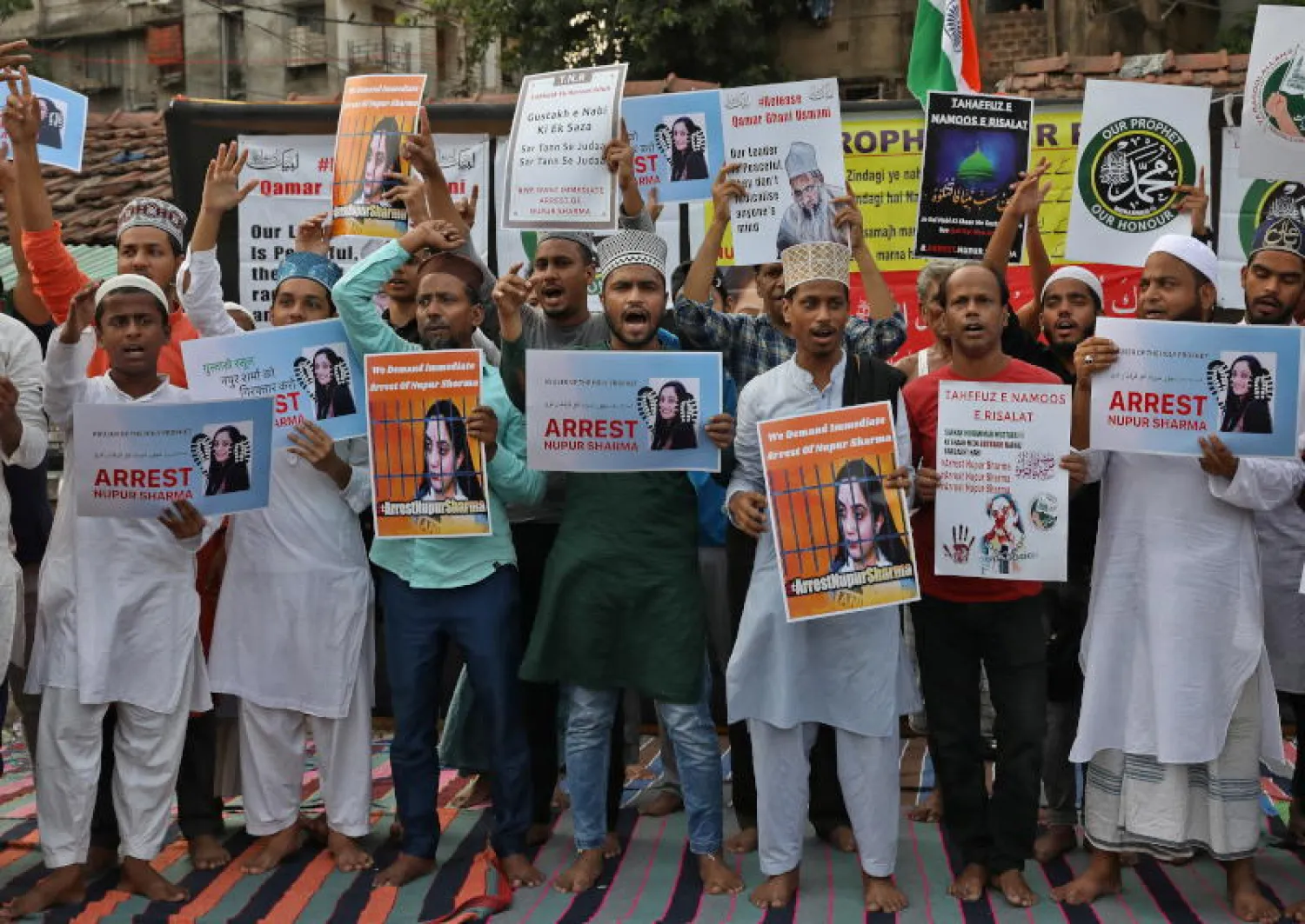 محتجون يرددون هتافات تطالب باعتقال المتحدثة باسم حزب «بهاراتيا جاناتا» في كولكاتا بالهند (رويترز)