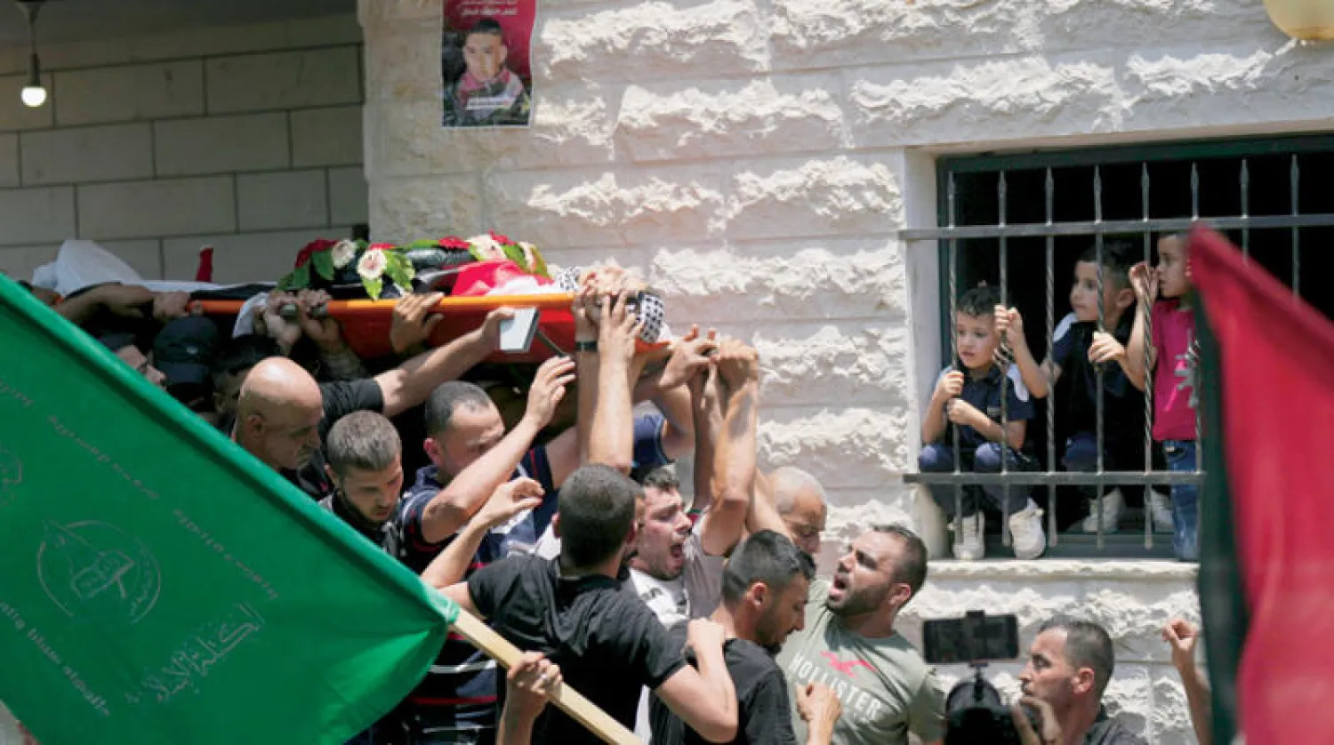 تشييع عودة صدقة الذي قتل برصاص القوات الإسرائيلية الجمعة (أ.ب)