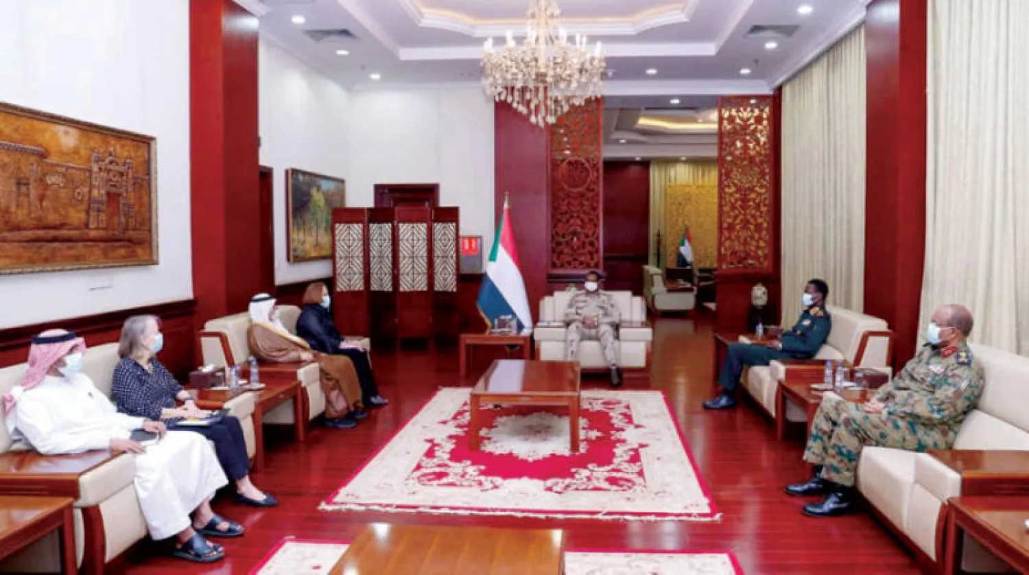 لقاء الفريق {حميدتي} مع المسؤولة الأميركية مولي في بحضور السفير السعودي في الخرطوم أمس (سونا)