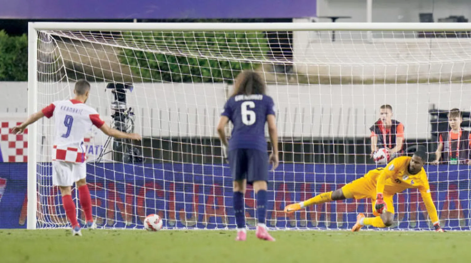 كراماريتش (يسار) يسجل من ركلة الجزاء لينقذ كرواتيا من السقوط أمام فرنسا (أ.ب)