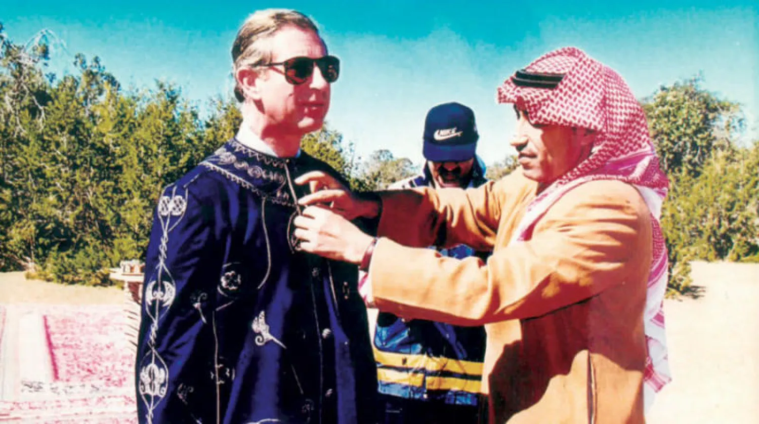 الأمير تشارلز في السعودية مرتدياً الدقلة (الشرق الأوسط)