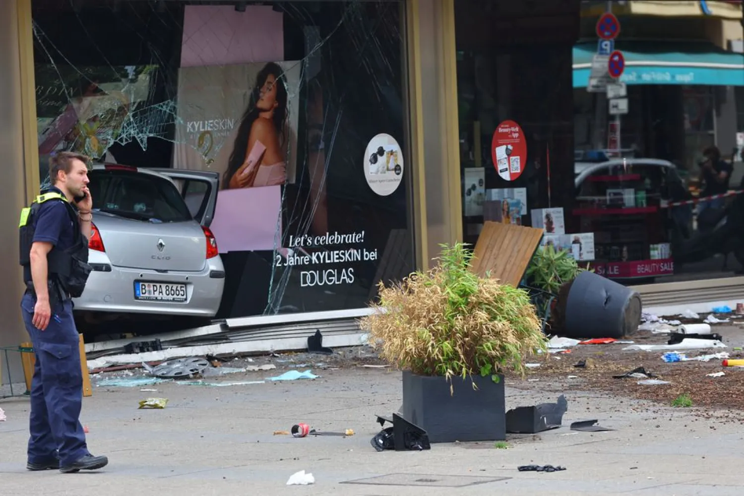 A first responder works near the car that crashed into a group of people at Tauentzien Strasse near Kaiser Wilhelm Gedaedtniskirche church in Berlin, Germany June 8, 2022. REUTERS/Fabrizio Bensch