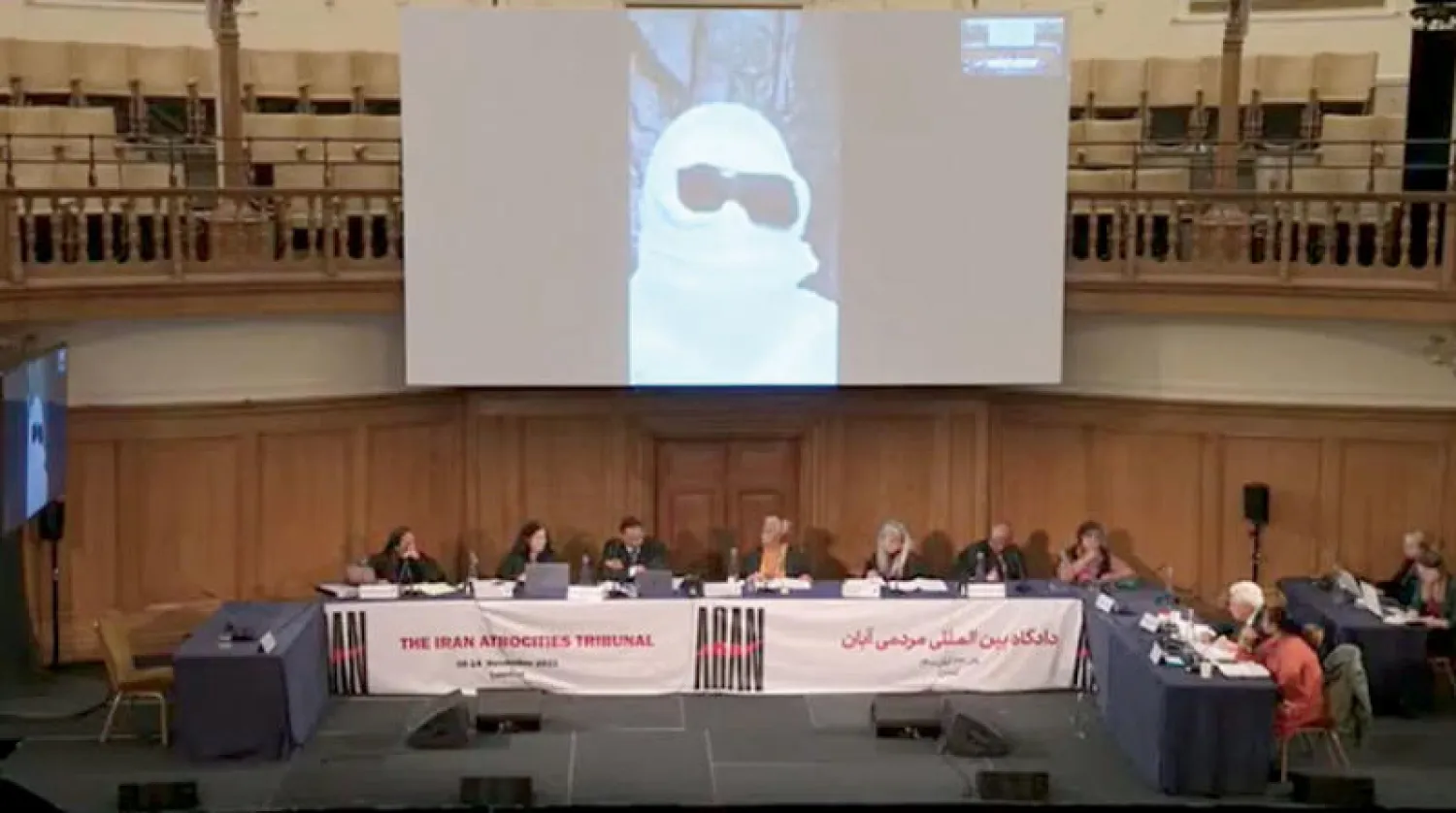 شخص يخفي هويته في أثناء الإدلاء بشهادته أمام محكمة شعبية دولية تنظر في قمع الاحتجاجات الإيرانية لعام 2019 (يوتيوب)