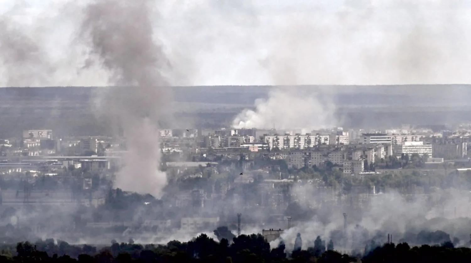 دخان يتصاعد من مدينة سيفيرودونيتسك بعد القصف، 7 يونيو (أ.ف.ب)