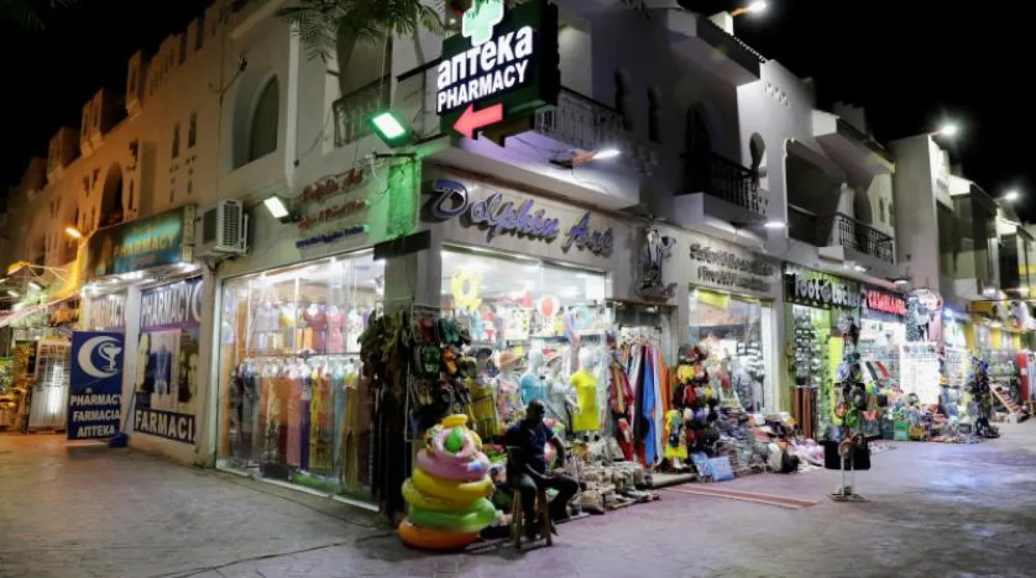 Şarm Eş-Şeyh tatil beldesinde bir satıcı müşterileri bekliyor (Reuters)