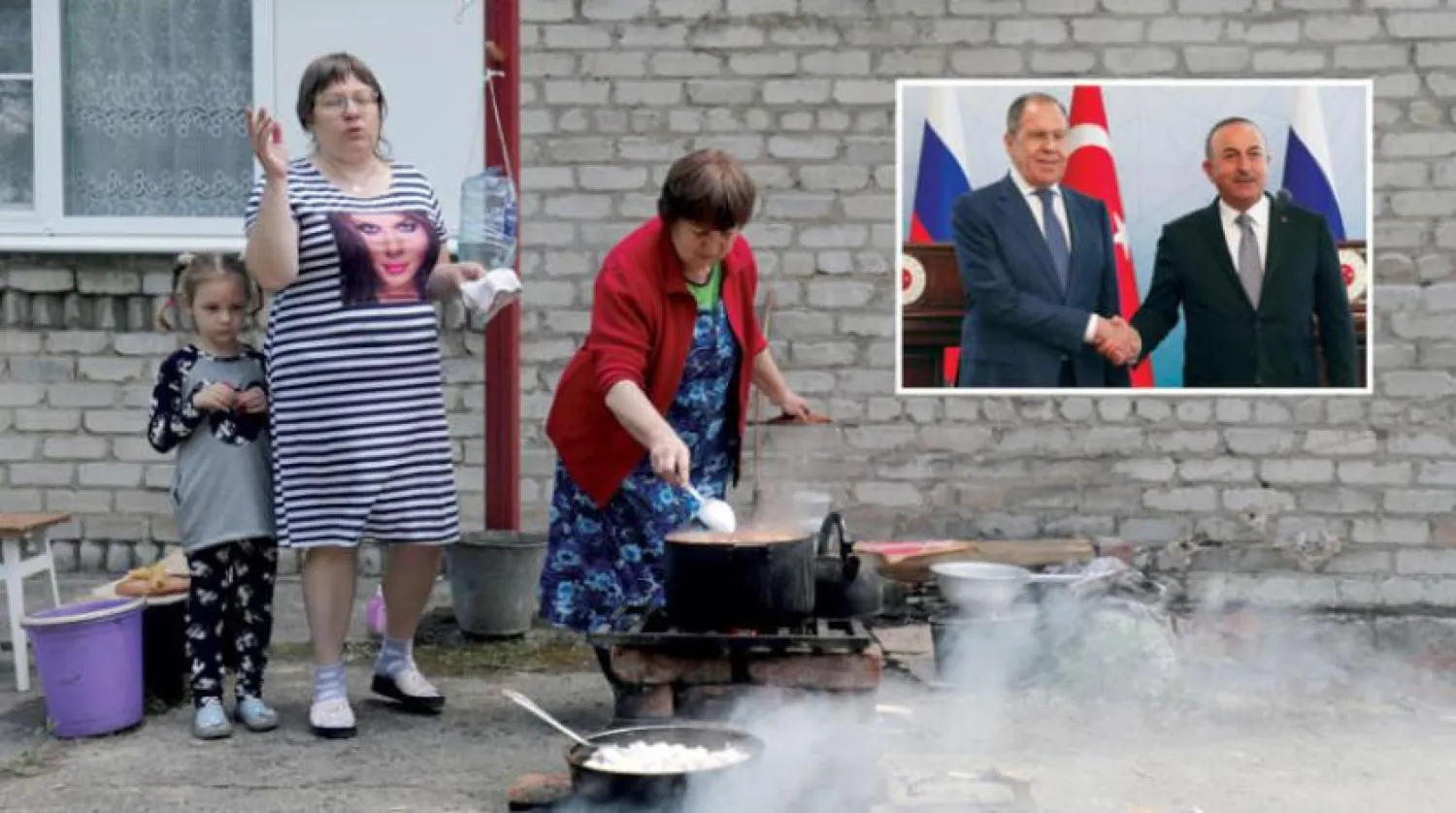 یکی از خانواده های ساکن شهر نوولوهانسک در دونتسک آشپزی می کنند (آژانس عکس اروپا) و گوشه سمت راست عکس وزیران خارجه روسیه و ترکیه چهارشنبه در آنکارا را نشان می دهد (آژانس عکس اروپا)
