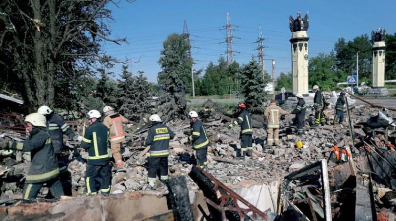 
اعضای پدافند غیرعامل پس از حمله نظامی دیروز در خارکف در جستجوی مجروحان زیر آوار هستند (رویترز)