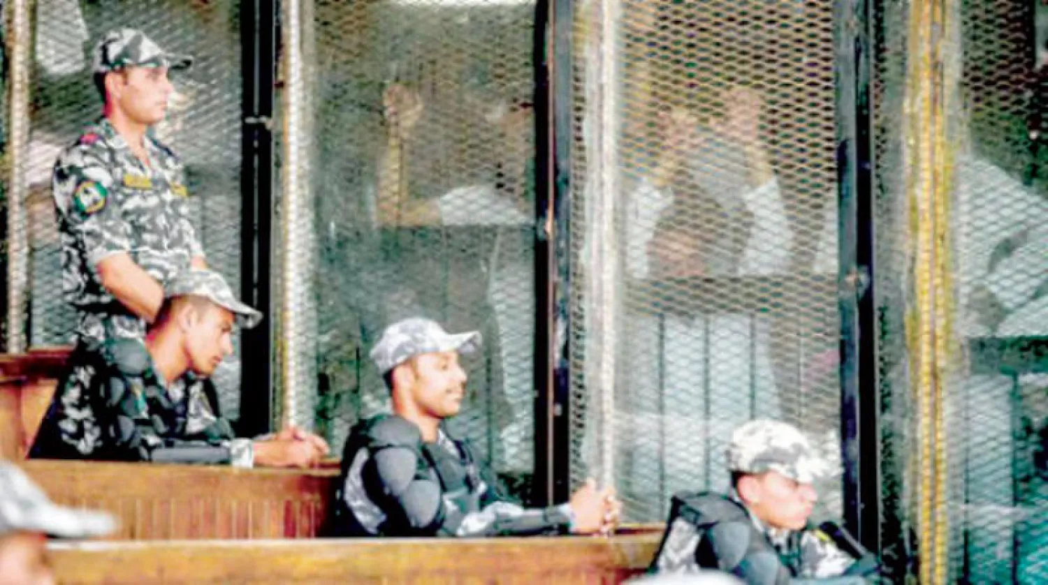 محاكمة سابقة لمتهمين من «الإخوان» في «أحداث عنف» بمصر (أ.ف.ب)