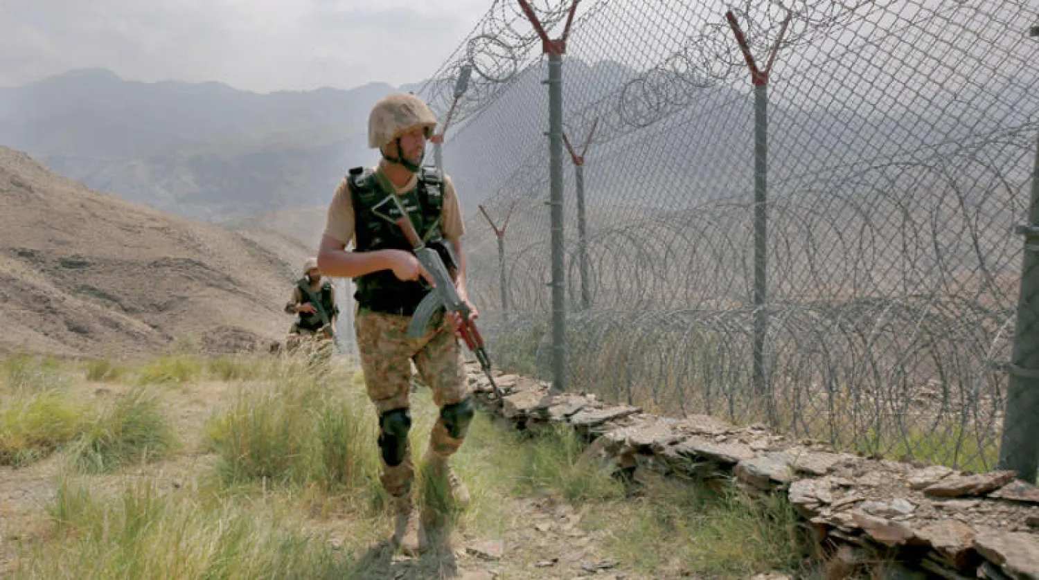 دورية من قوات الجيش الباكستاني على طول السياج الحدودي مع أفغانستان عند نقطة قمة تل بيغ بن في منطقة خيبر (أ.ب)
