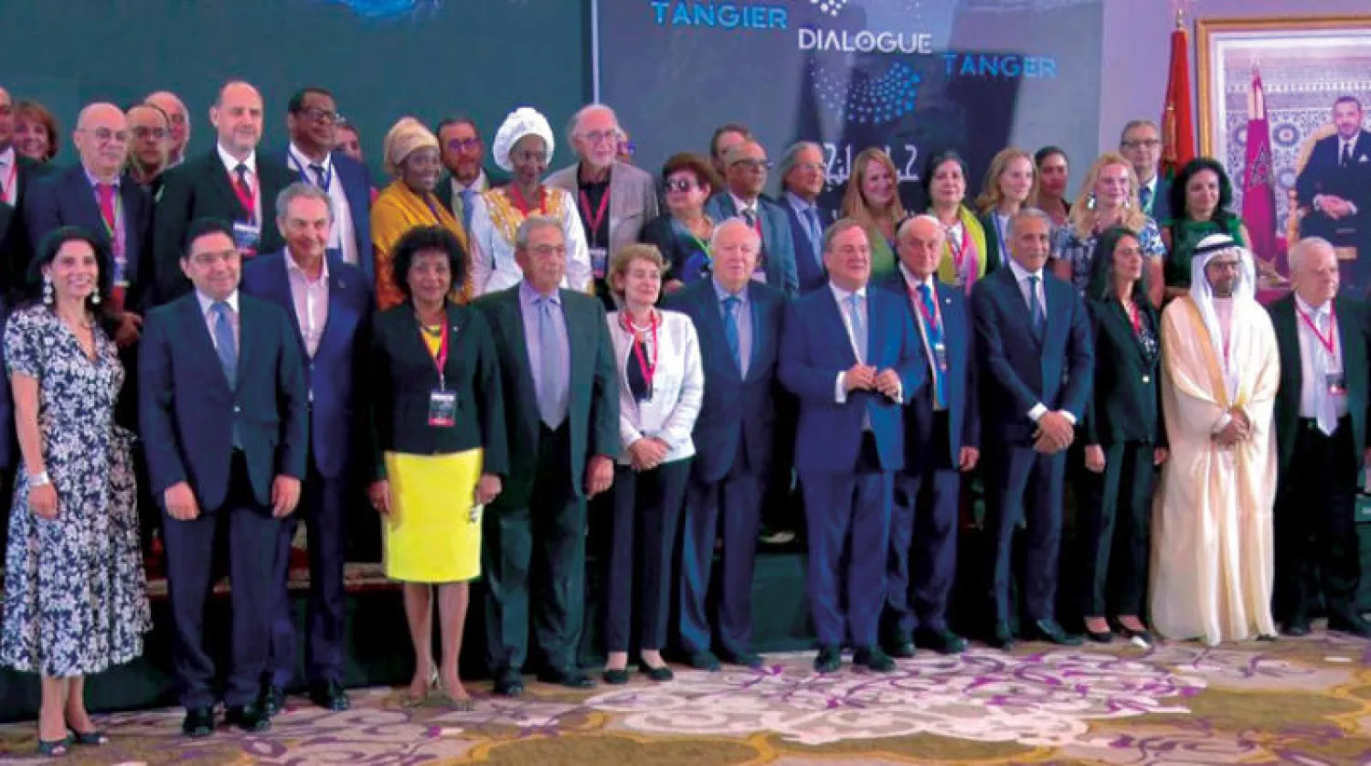 صورة تذكارية لوزير خارجية المغرب ناصر بوريطة مع المشاركين في «حوار طنجة» (الشرق الأوسط)
