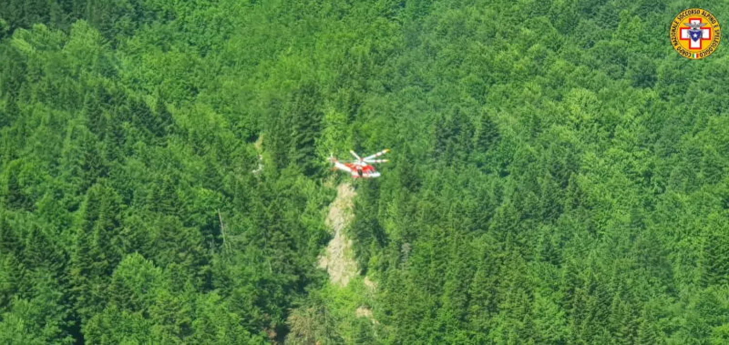 موقع تحطم طائرة في منطقة جبلية على الحدود بين توسكانا ومنطقة إيميليا رومانيا (رويترز)