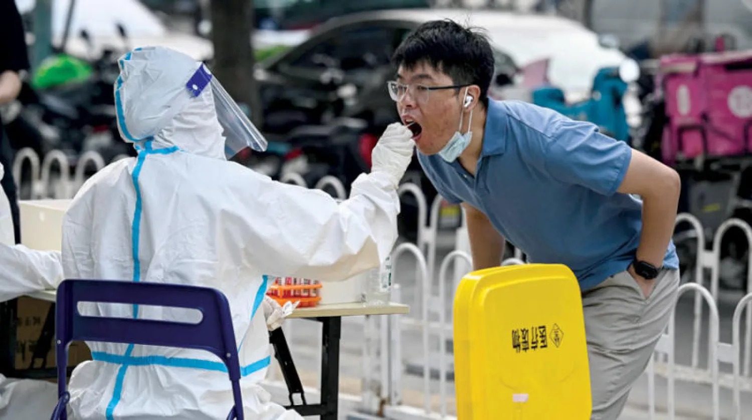 مركز فحص «كورونا» في العاصمة الصينية بكين أمس (أ.ف.ب)