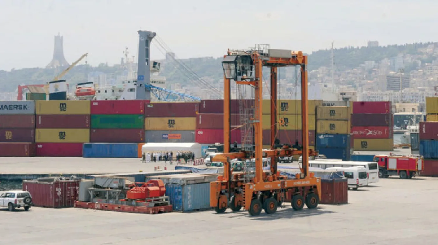 حاويات سلع مكدسة في مطار الجزائر بعد قرار حظر التعامل التجاري مع إسبانيا (إ.ب.أ)