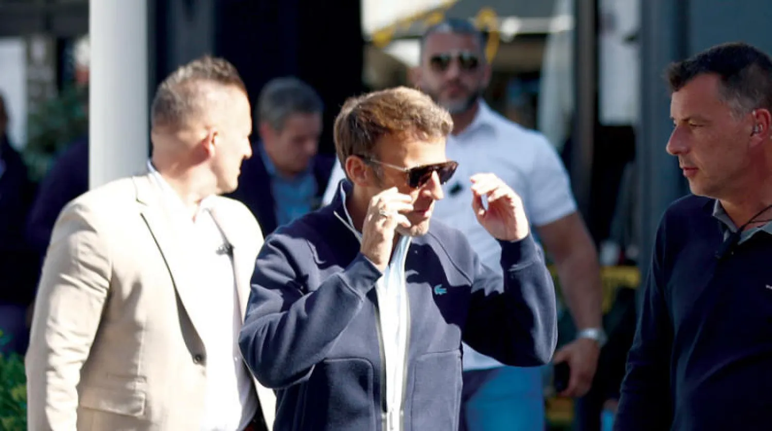 الرئيس الفرنسي بقي بعيداً بعض الشيء عن الحملة الانتخابية، إلا أن بروز خطر ميلونشون جعله ينخرط بالمعركة الانتخابية بكامل قواه مبيناً محاذير تمكينه من الحصول على أكثرية نيابية سيكون عنوانها «الفوضى» و«التراجع» (إ.ب.أ)