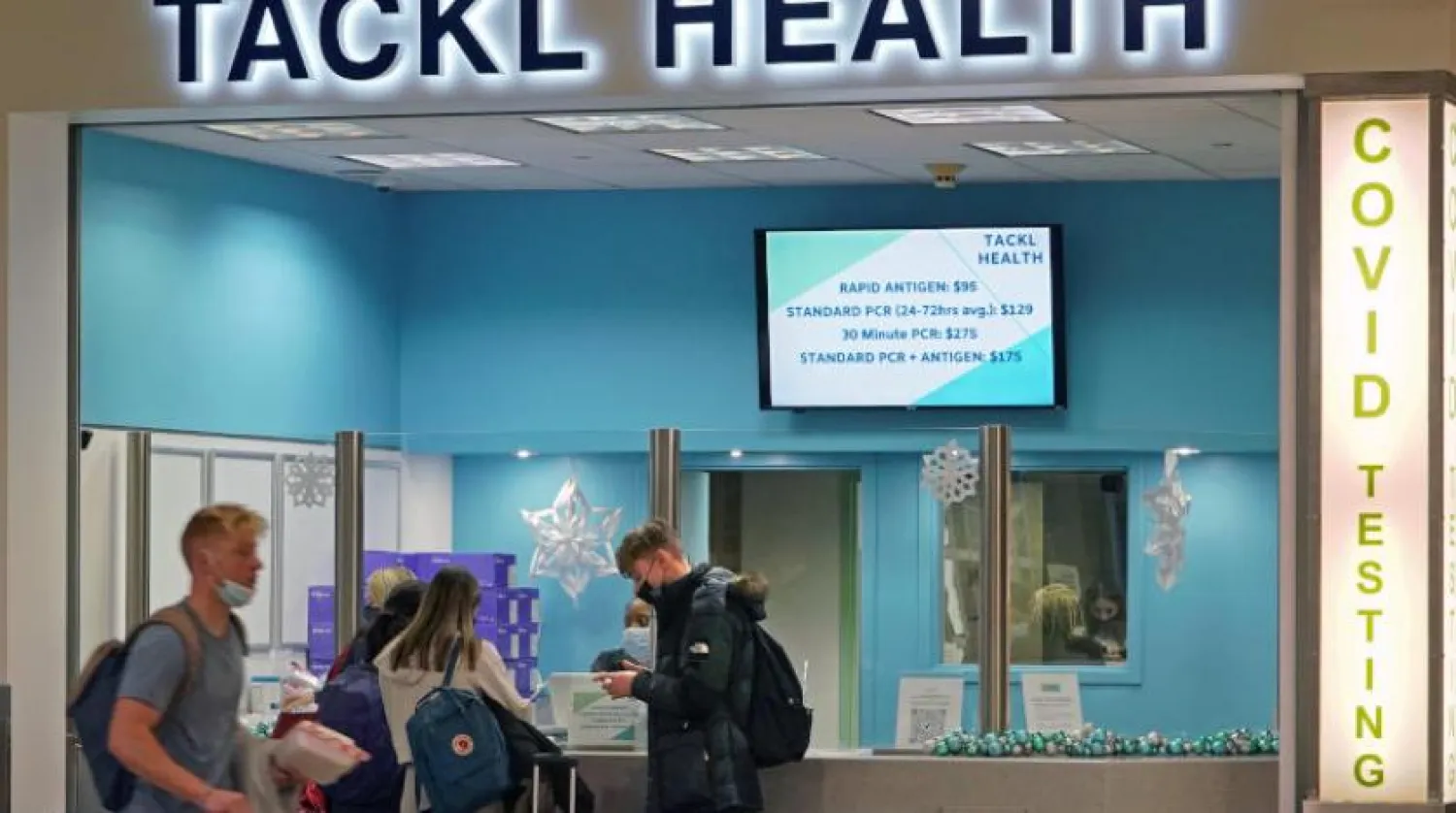 Pennsylvania’da bulunan Pittsburgh Uluslararası Havalimanı’nda Kovid-19 testi olmak için sırada bekleyen yolcular (AP)