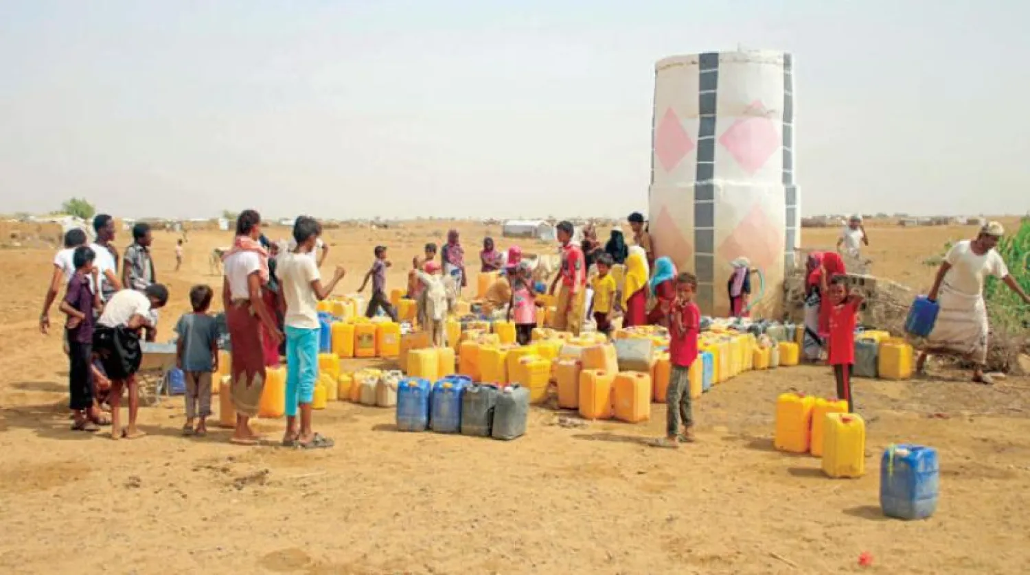 Yemenis fill their jerrycans with water at a makeshift camp for the internally displaced, in the northern Hajjah province on June 4, 2022 amid severe heatwave and acute water shortage. (Photo by ESSA AHMED / AFP)