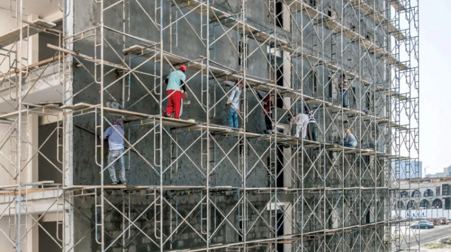 السعودية تفرض حظر العمل تحت أشعة الشمس للعاملين من منتصف الشهر الجاري وفي الصورة عمال بناء أثناء عملهم الفترة الصباحية (شاترستوك)