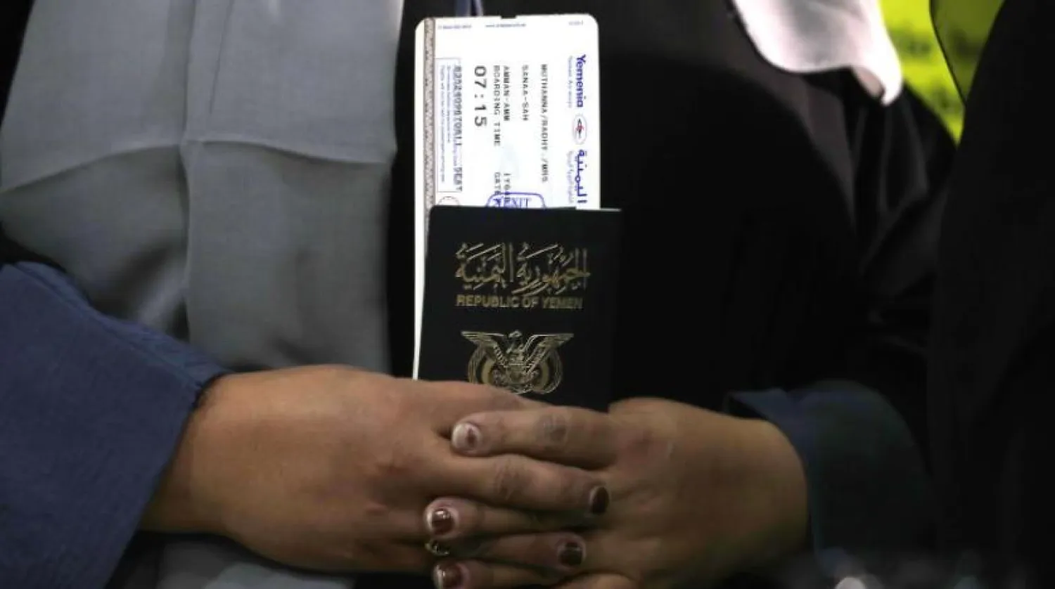 16 Mayıs 2022’de Sana’dan Ürdün’e gitmek üzere kalkış yapacak uçuşa bileti olan Yemenli bir kadın (EPA)