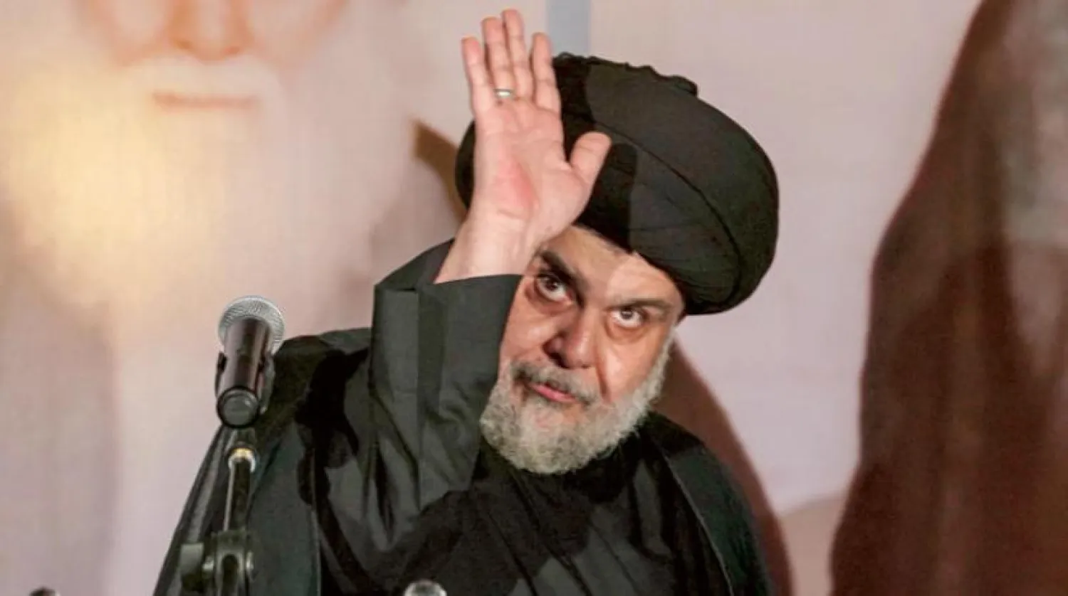 Sadr hareketinin lideri Mukteda es-Sadr, 3 Haziran'da destekçileri önünde konuşma yaparken (AFP)
