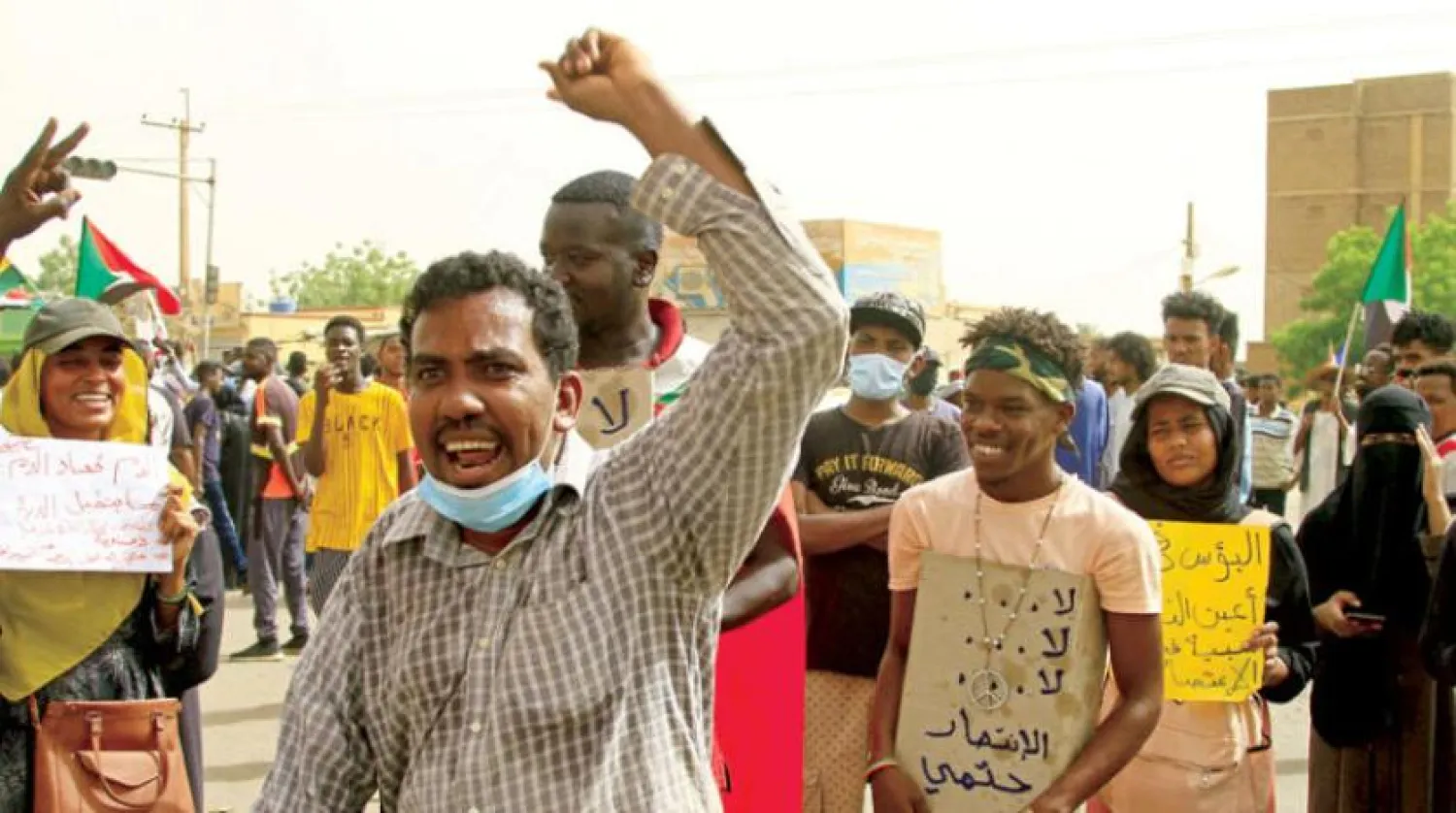 Hartum'daki protestocular sivil yönetimin yeniden değişmesini talep ediyor (AFP)