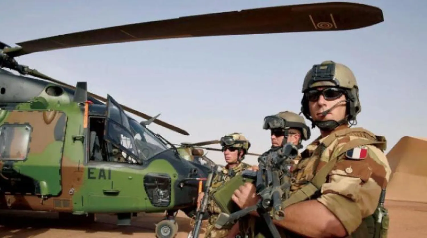 جنود فرنسيون من قوة «برخان» في قاعدة عسكرية خارج مدينة جاو شمال مالي (أرشيفية - أ.ف.ب)