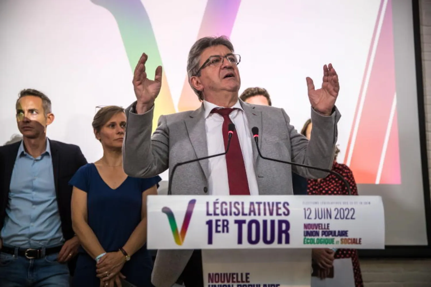 ميلونشون وسط قيادات تحالفه يخطب في أنصاره أمس (إ.ب.أ)