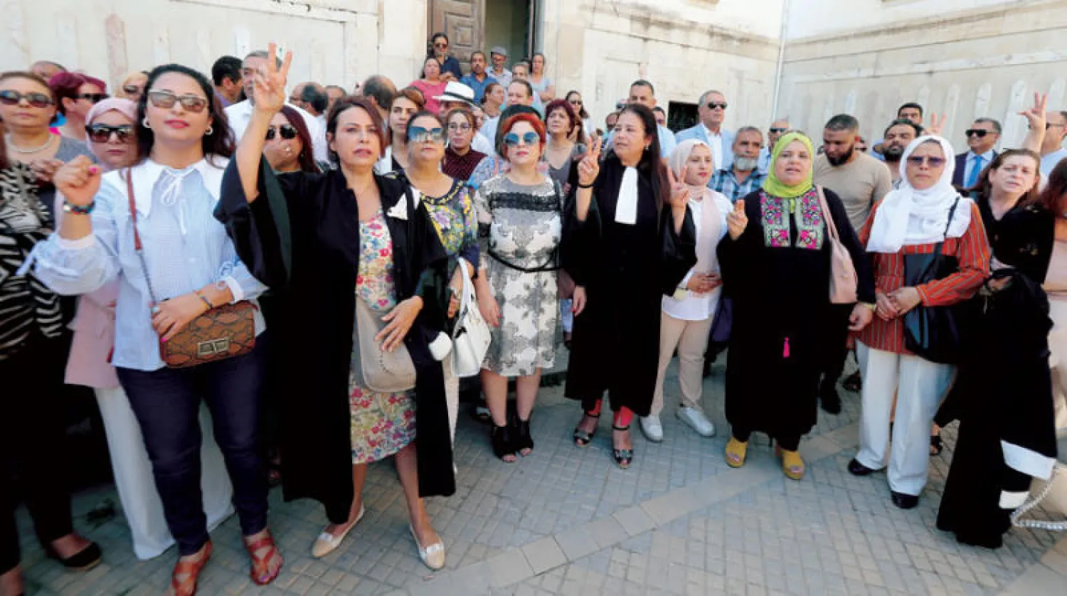 من الاحتجاجات الرافضة لقرار عزل القضاة التي شهدتها العاصمة التونسية أخيراً (إ.ب.أ)