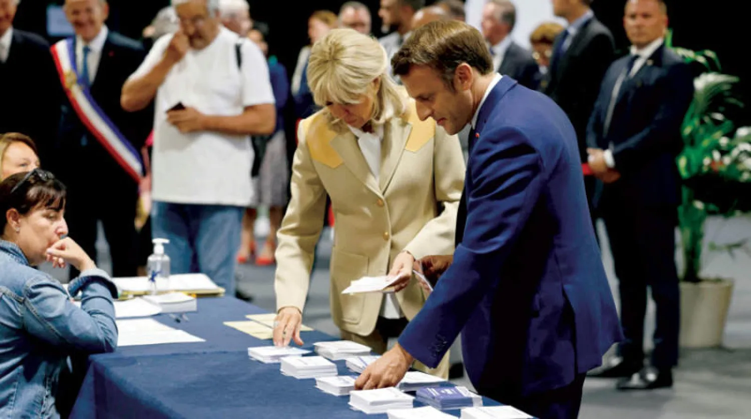 الرئيس الفرنسي وزوجته يستعدان للتصويت في مكتب اقتراع بـ«لو توكيه» أمس (أ.ف.ب)