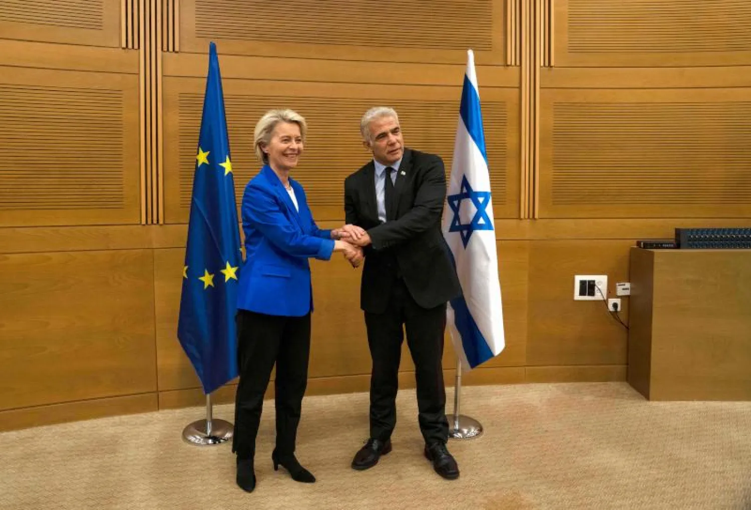 رئيسة المفوضية الأوروبية أورسولا فون دير لايين خلال لقائها وزير الخارجية الإسرائيلي يائير لبيد (أ.ف.ب)
