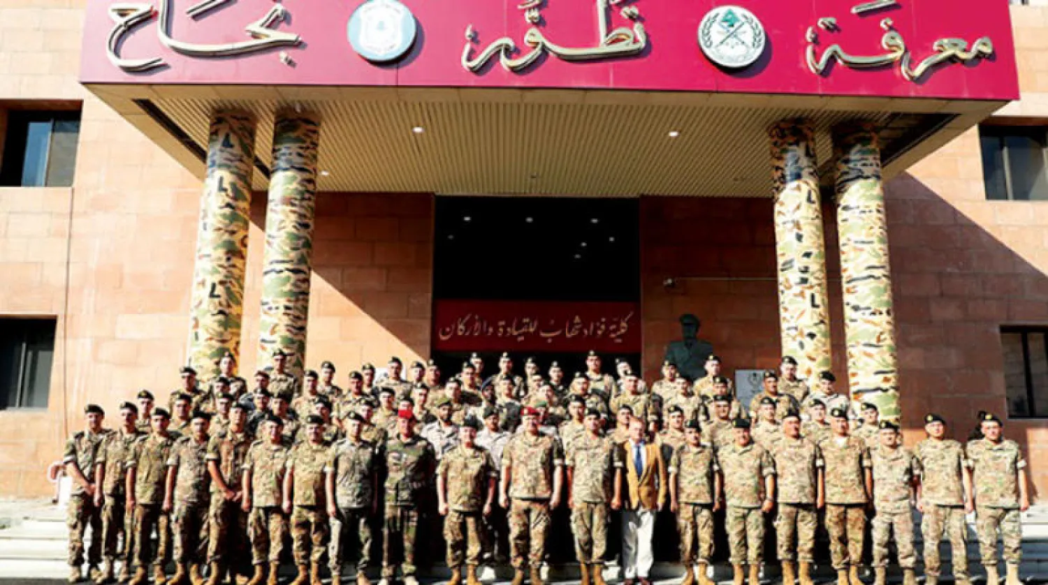 قائد الجيش اللبناني مع الخريجين في كلية الأركان (الوكالة الوطنية)
