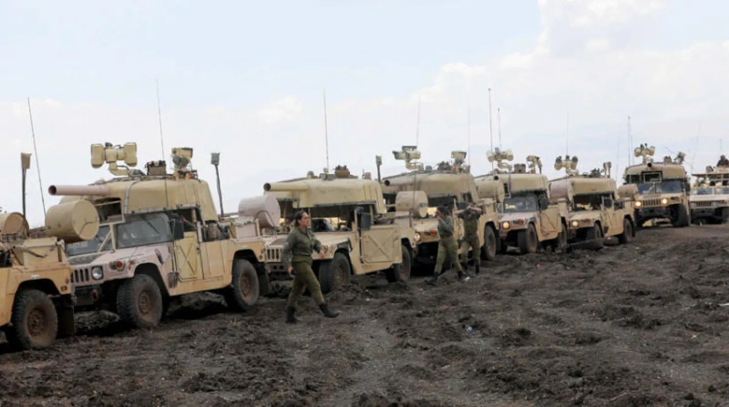 مدرعات إسرائيلية أمس تشارك مناورة في مرتفعات الجولان السورية التي تحتلها إسرائيل (أ.ف.ب)