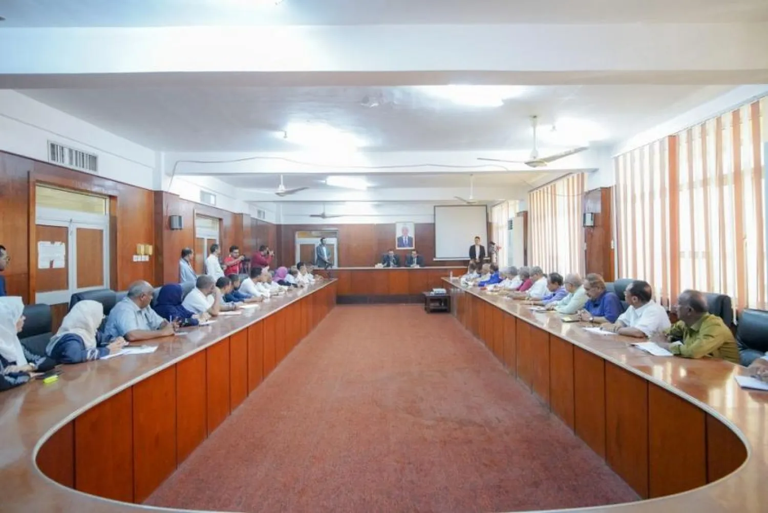 Yemeni Prime Minister Maeen Abdulmalik chaired the meeting with officials from the Ministry of Agriculture, Irrigation, and Fisheries (Saba News)