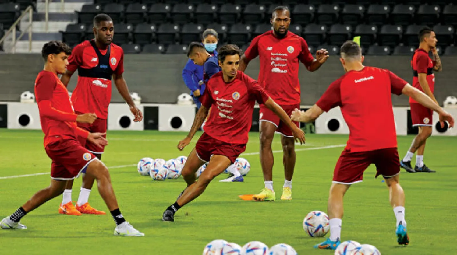 لاعبو كوستاريكا خلال التدريبات قبل مواجهة نيوزيلندا الحاسمة (أ.ف.ب)