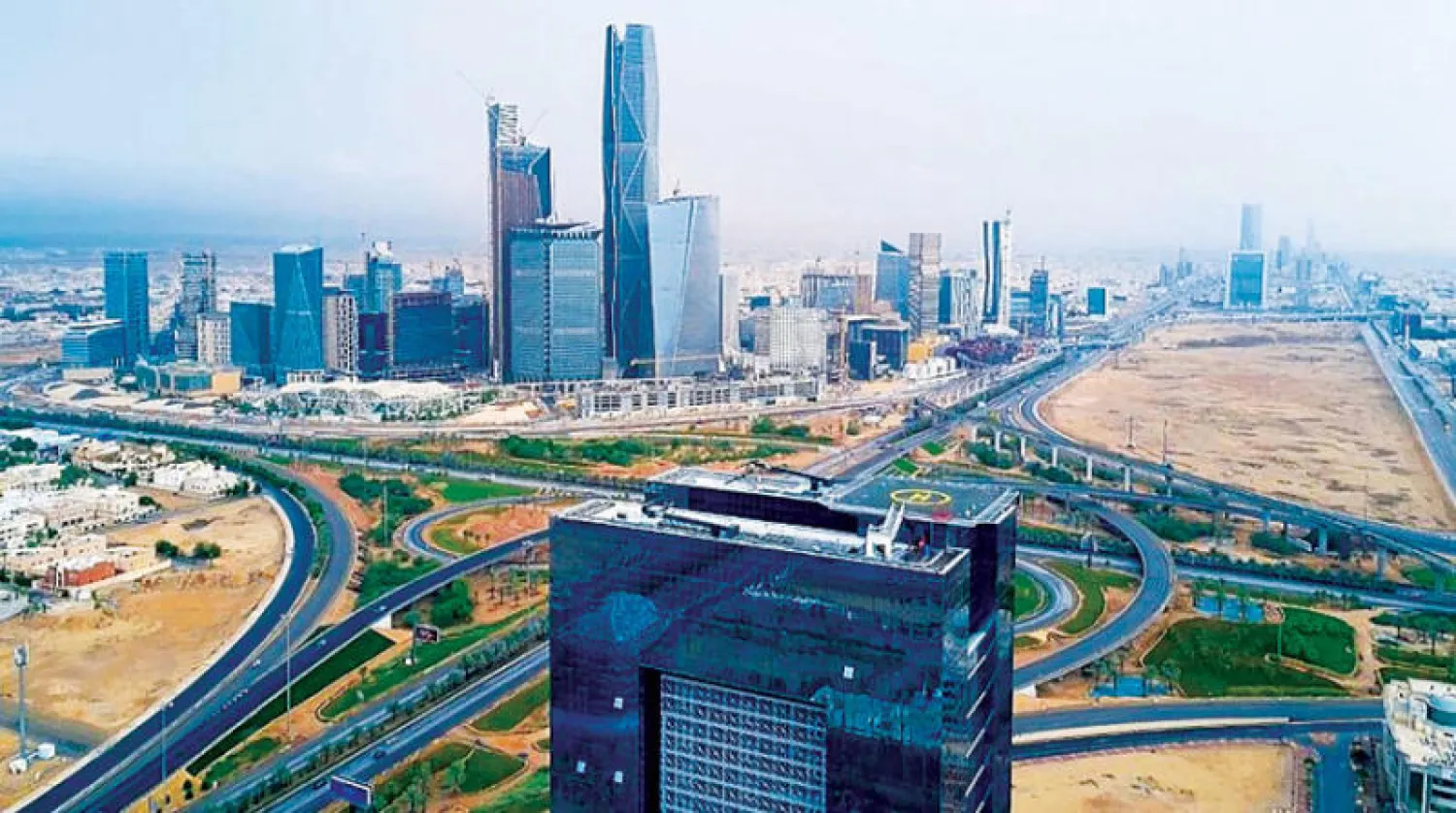 أسعار الأراضي في السعودية تشهد ارتفاعاً ملحوظاً مؤخراً مما جعل عدة جهات معنية تتدخل لوضع الحلول المناسبة (الشرق الأوسط)