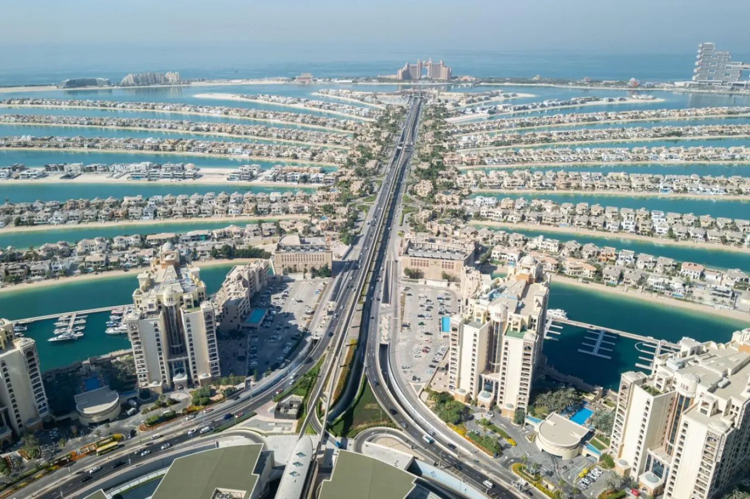 Eski Belh Valisi Atta Muhammed Nur gibi üst düzey yetkililer, Dubai'nin Basra Körfezi'ne bakan kısmında yer alan ve "Palmiye Adaları" olarak bilinen lüks bölgeye taşındı (Christophe Viseux / Wall Street Journal)