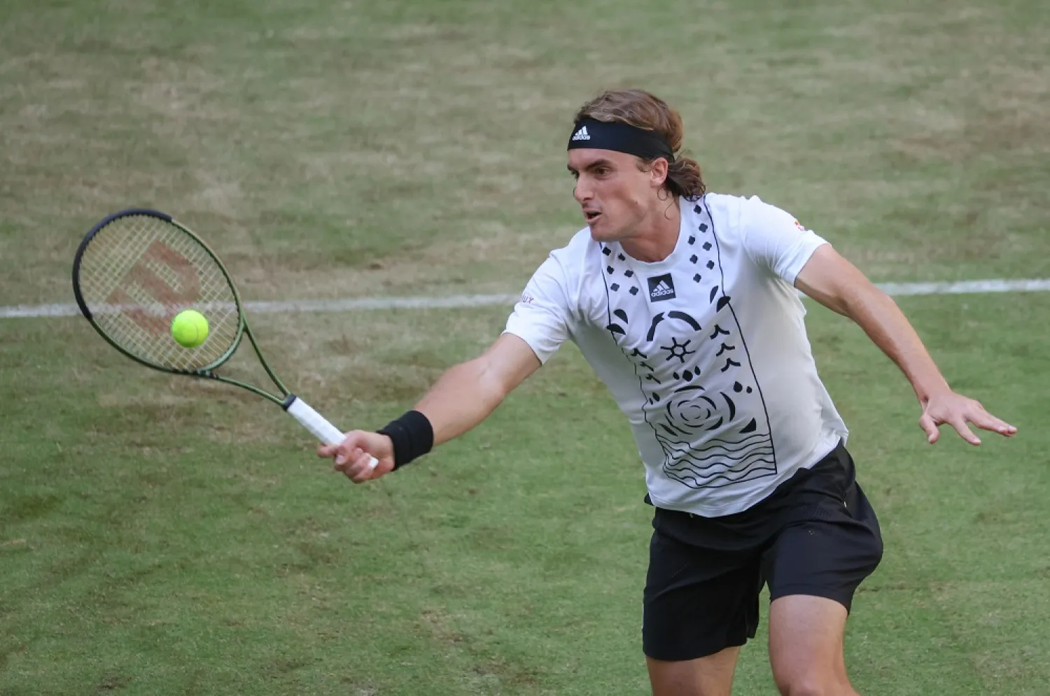 14 June 2022, North Rhine-Westphalia, Halle: Greek tennis player Stefanos Tsitsipas in action against France's Benjamin Bonzi during their men's singles round of 32 match at the Halle Open tennis tournament at the Owl Arena. (dpa)