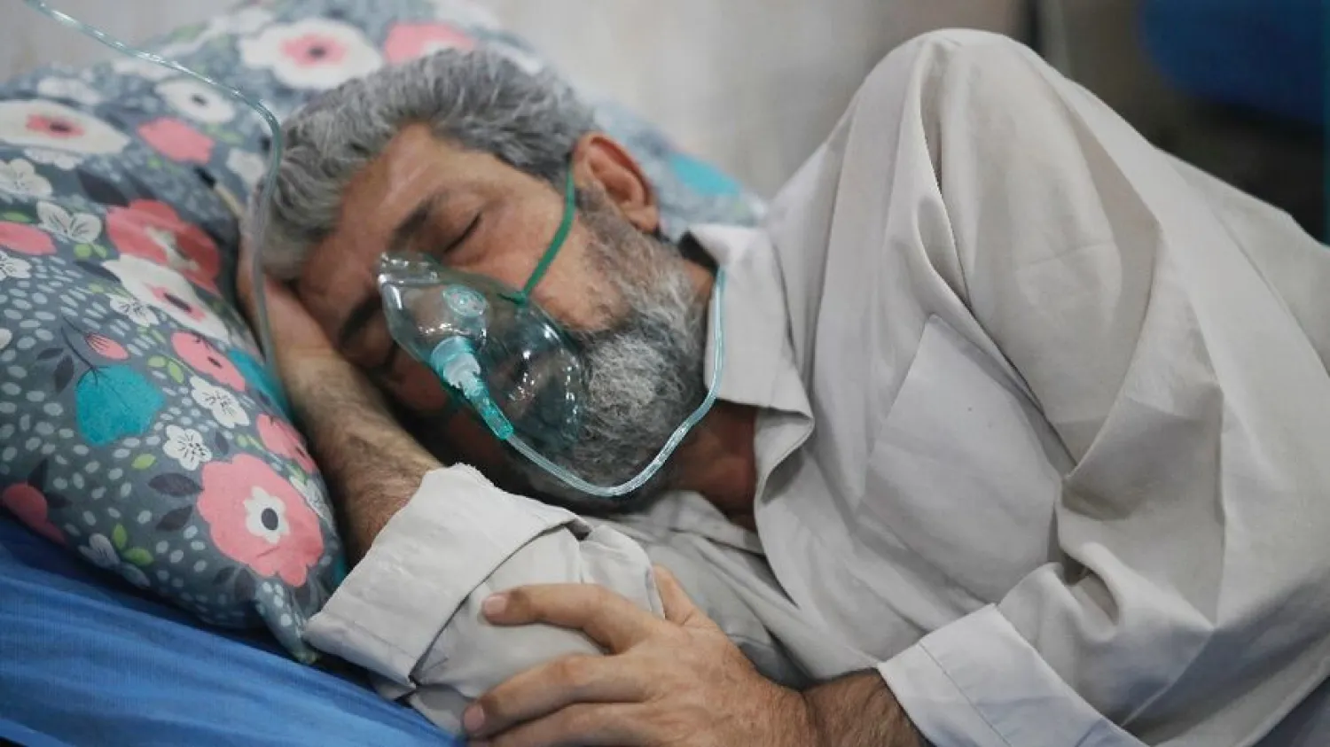 An Iraqi man is treated for breathing difficulties at a Baghdad hospital's emergency ward as choking clouds of dust blanket the Iraqi capital on June 13, 2022 for the tenth time since mid-April AHMAD AL-RUBAYE AFP
