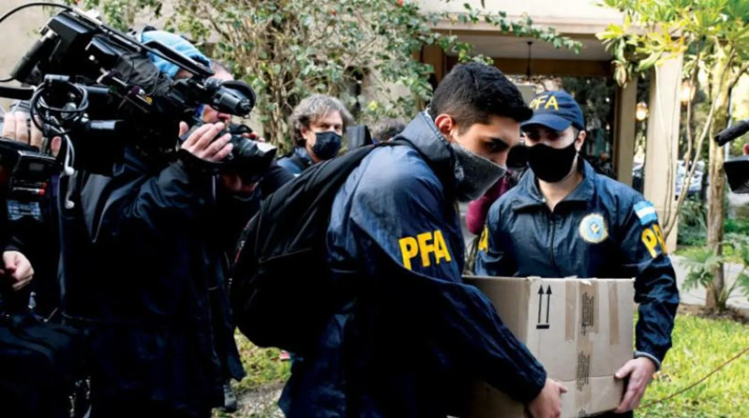 Arjantin polisi, dün Buenos Aires'te alıkonulan uçağın mürettebatının kaldığı otele düzenlenen baskın sırasında belgelere el koydu (AP)
