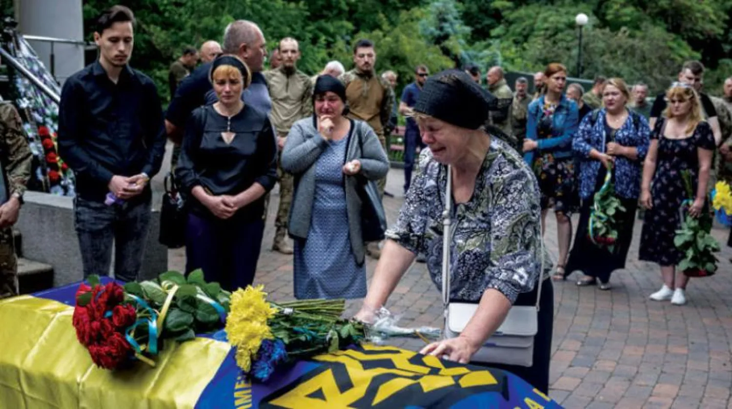 

مراسم تشییع جنازه یک سرباز اوکراینی که در نبردهای دونباس جان باخت (رویترز)
