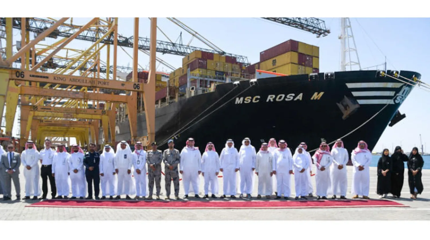 وزير النقل والخدمات اللوجيستية السعودي خلال زيارة إلى «ميناء مدينة الملك عبد الله الاقتصادية» أمس (الشرق الأوسط)