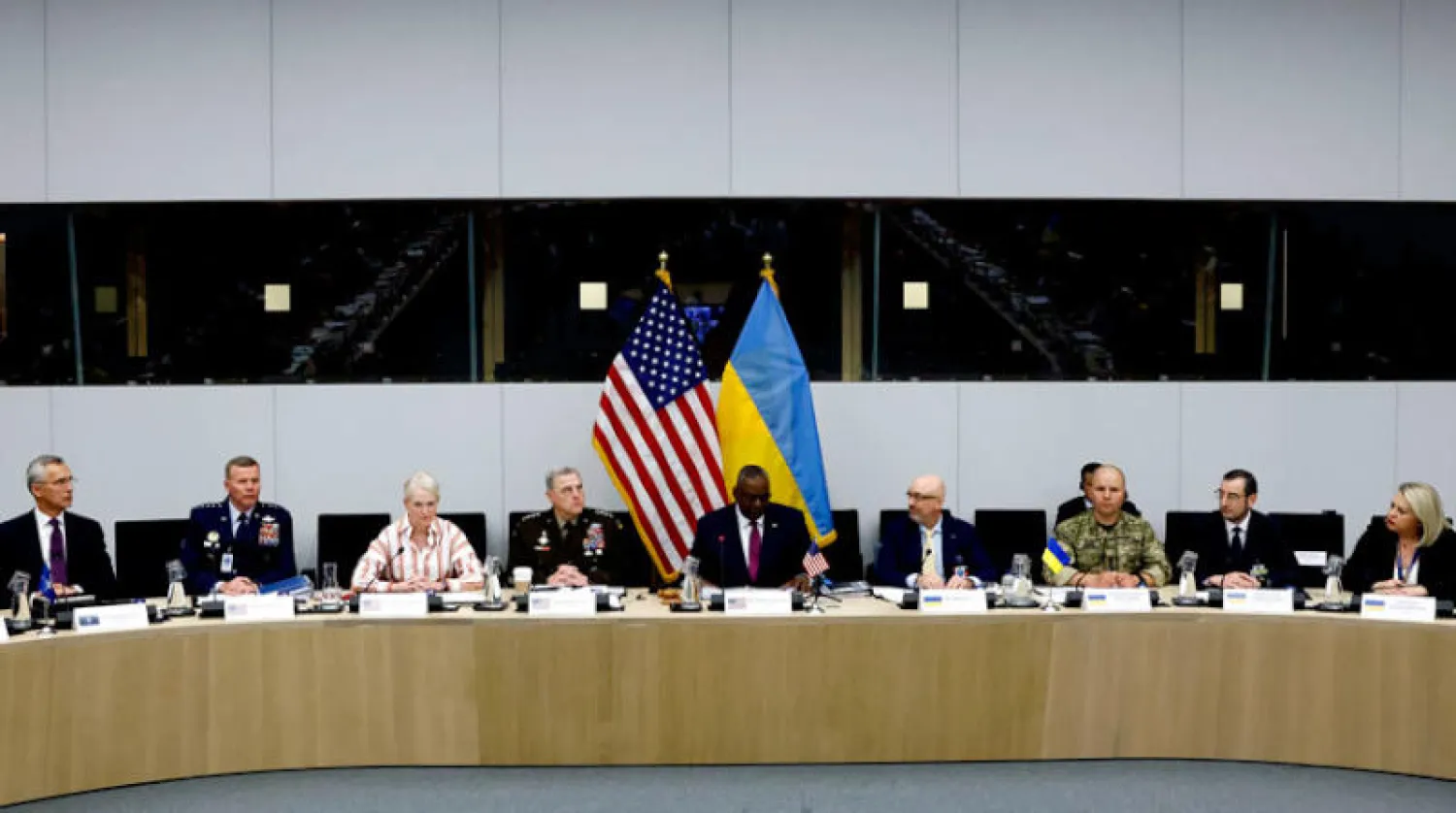 جانب من اجتماع مجموعة الاتصال الدفاعي الأوكراني بمقر «الناتو» في بروكسل أمس (أ.ب)