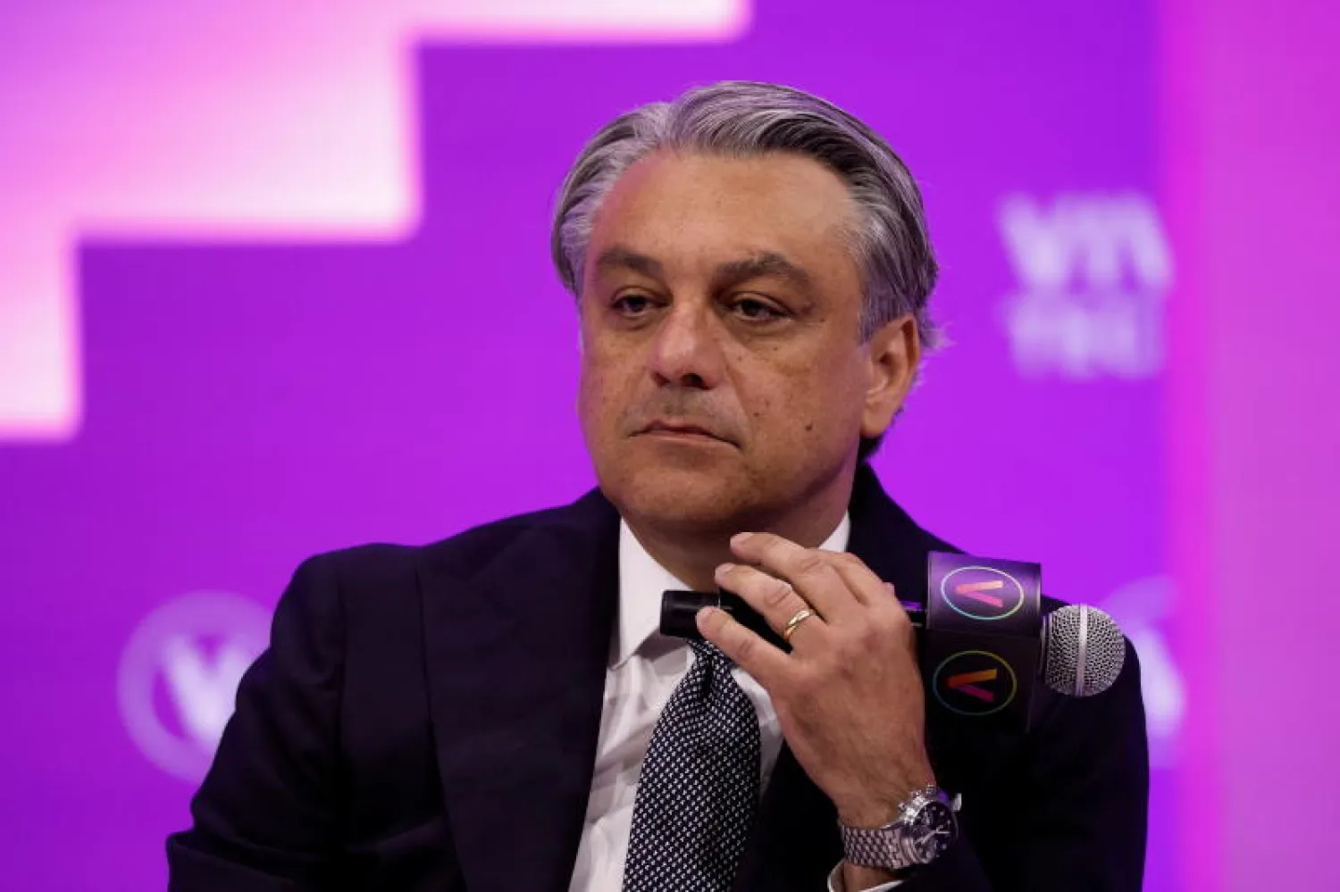 دي ميو خلال مؤتمر تكنولوجي في باريس اليوم (رويترز)