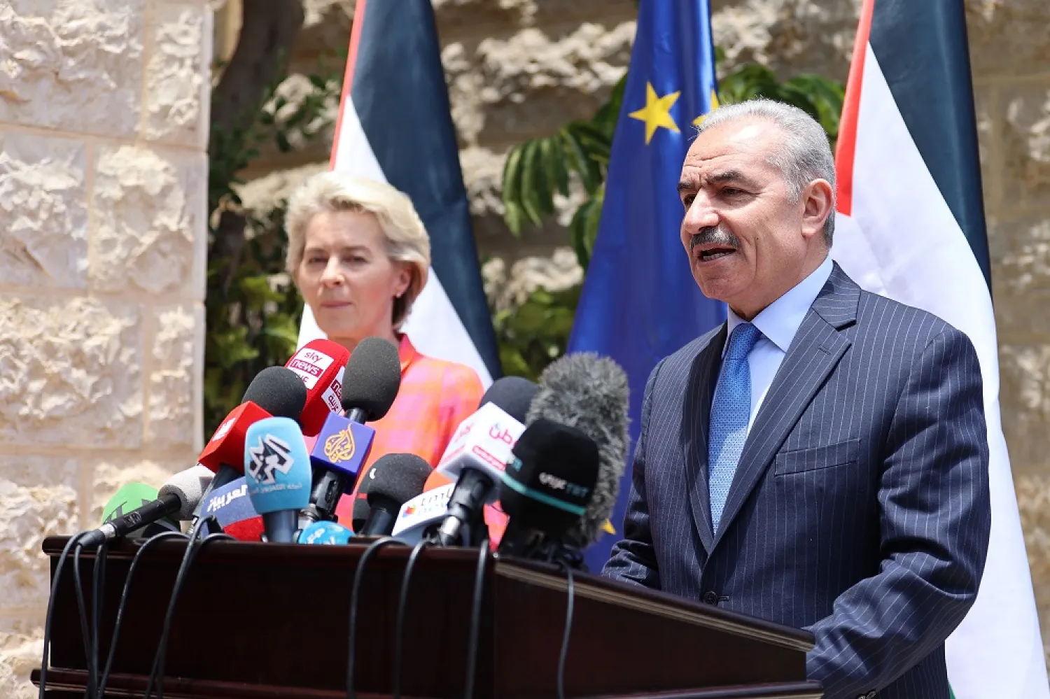 14 June 2022, Palestinian Territories, Ramallah: Palestinian Prime Minister Mohammad Shtayyeh (R) and President of the European Commission Ursula von der Leyen hold a presser after their meeting. (dpa)