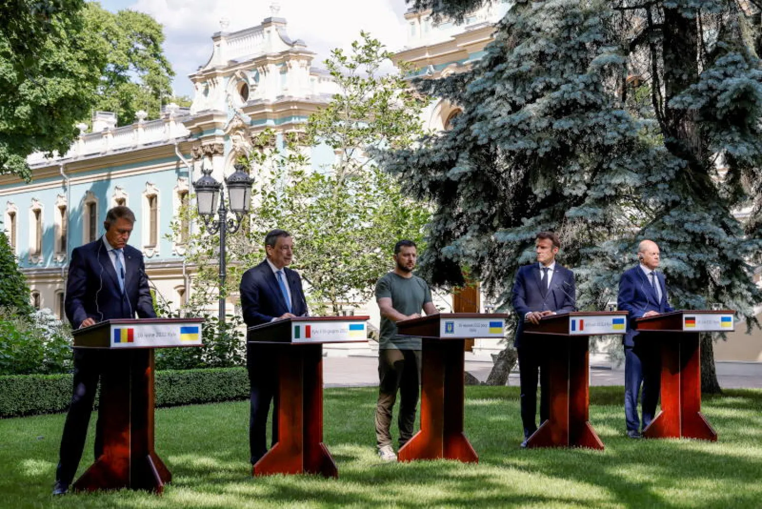 من وقائع المؤتمر الصحافي لزعماء أوكرانيا وفرنسا وألمانيا وإيطاليا ورومانيا ، وفي الوسط الرئيس الأوكراني فولوديمير زيلينسكي، في كييف (رويترز)