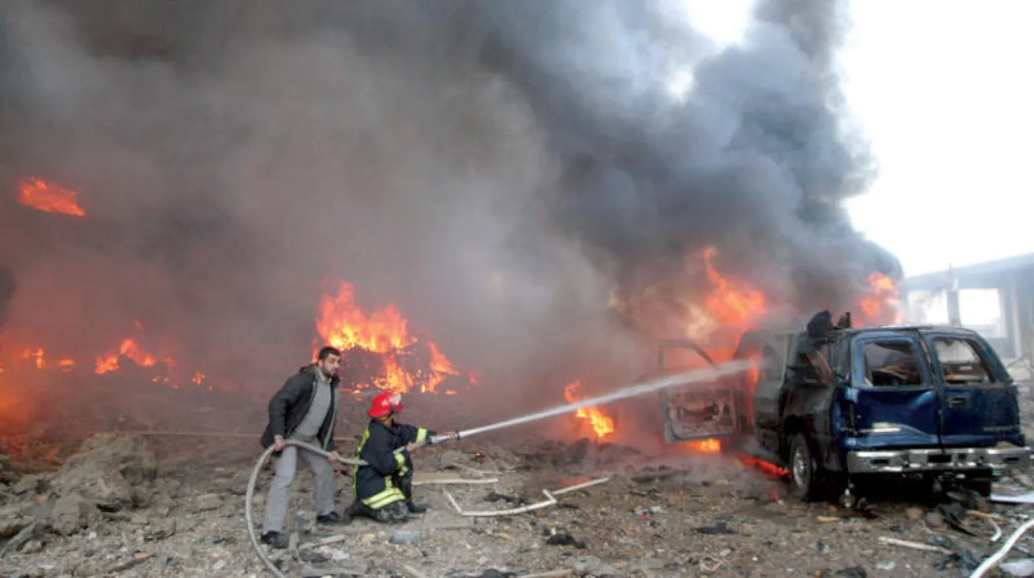 من الحريق الذي اندلع في موقع الانفجار الذي أودى بحياة رفيق الحريري و22 آخرين في 2005 (أ.ب)