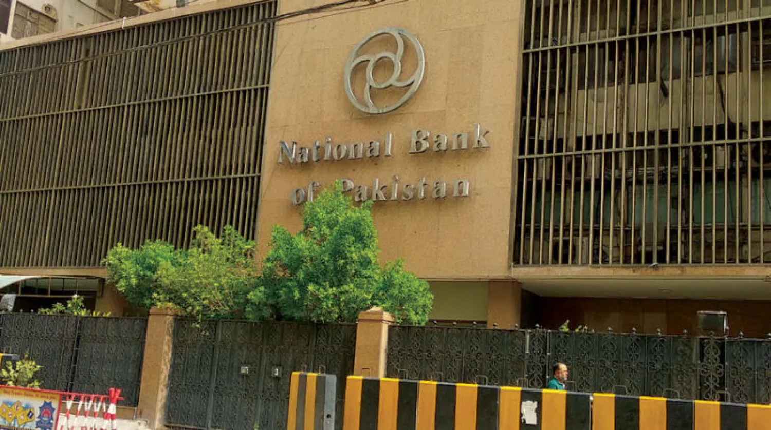 خارج مبنى المقر الرئيسي للبنك الوطني الباكستاني في مدينة كراتشي (شاترستوك)