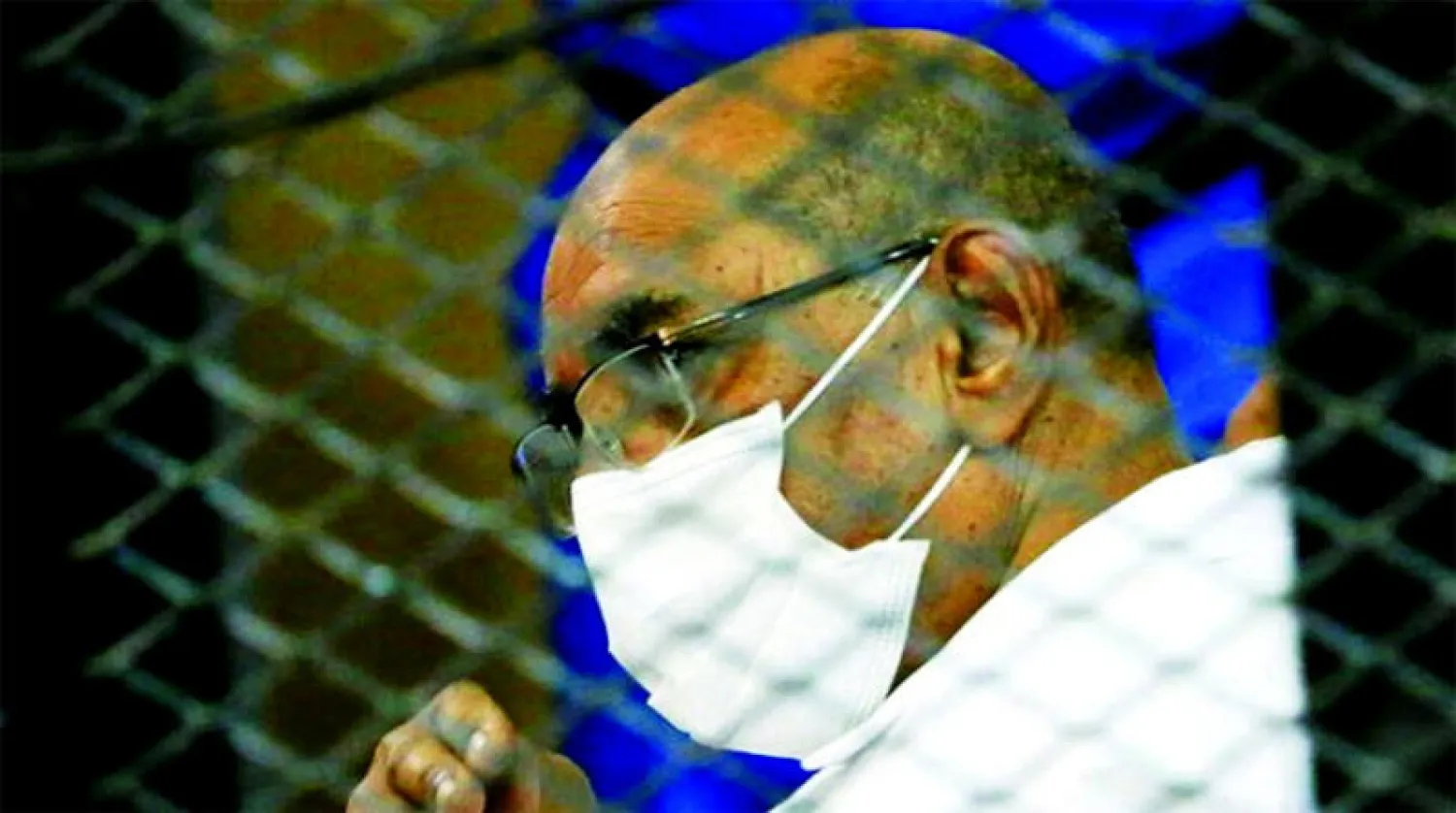 البشير في إحدى جلسات محاكمته في سبتمبر 2020 (رويترز)