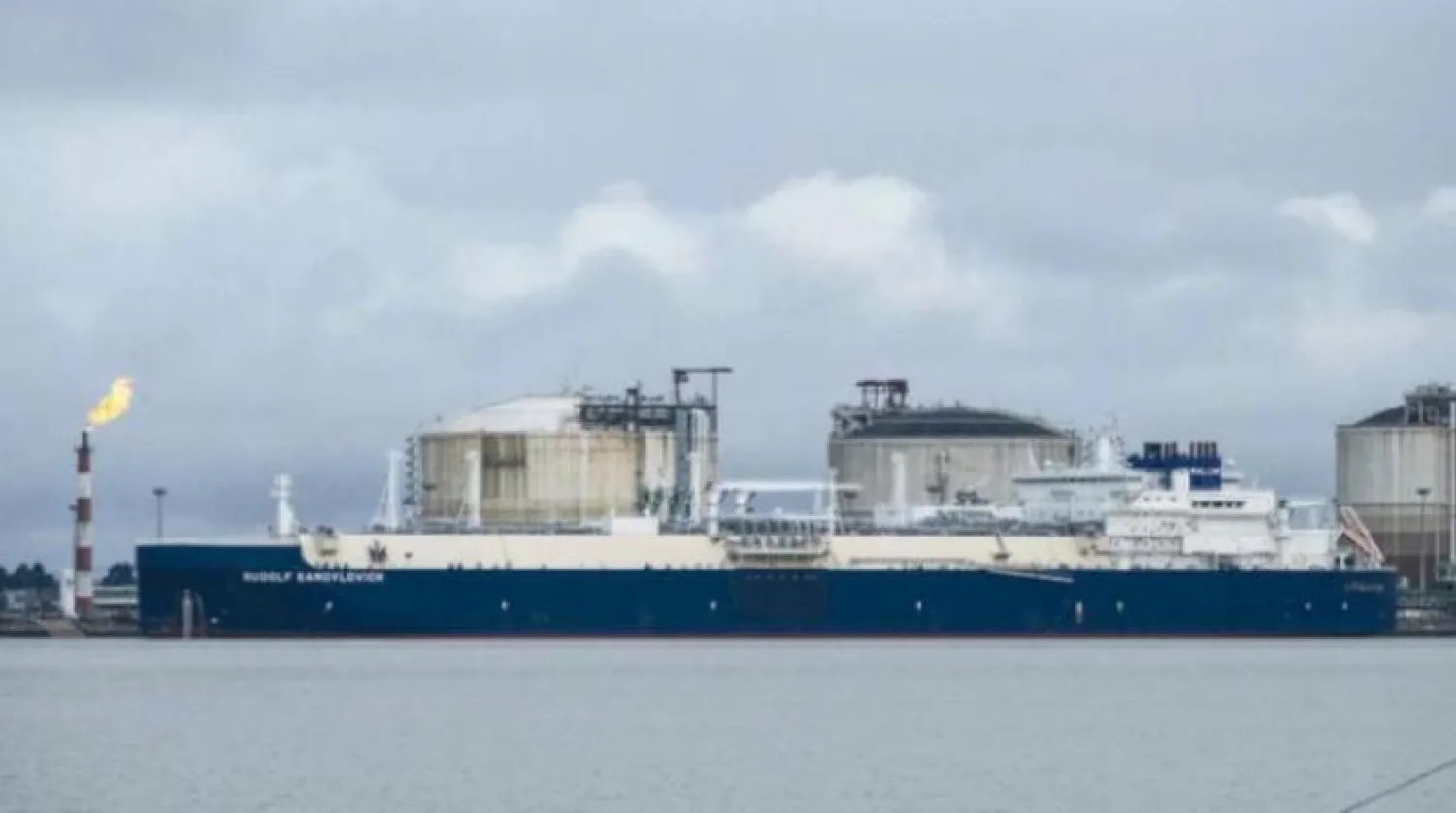 Fransa'nın batısındaki Monttoir de Brittany istasyonunun rıhtımına yanaşmış sıvılaştırılmış bir doğal gaz tankeri (AFP)